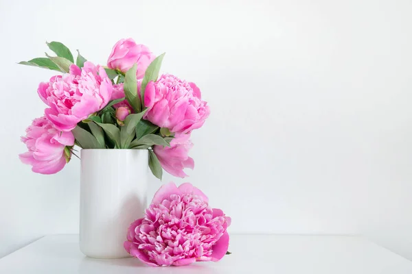 Buquê de peônia rosa em vaso de texto em branco. Dia das mães . — Fotografia de Stock