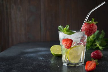 Kireç, limon, cam çilek ile detoks limonata veya mojito. Yaz sağlıklı tazelik içecek.