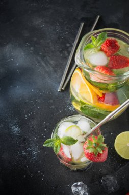 Kireç ile detoks suyu veya mojito, cam çilek. Yaz sağlıklı tazelik içecek. Yakın çekim.