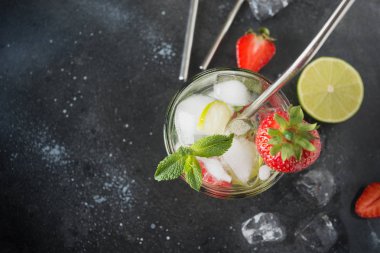 Kireç ile detoks suyu veya mojito, cam çilek. Yaz sağlıklı tazelik içecek. Yakın çekim.