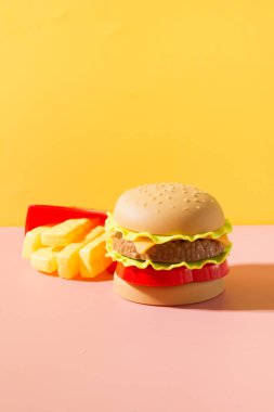 Sarı üzerinde plastik burger.