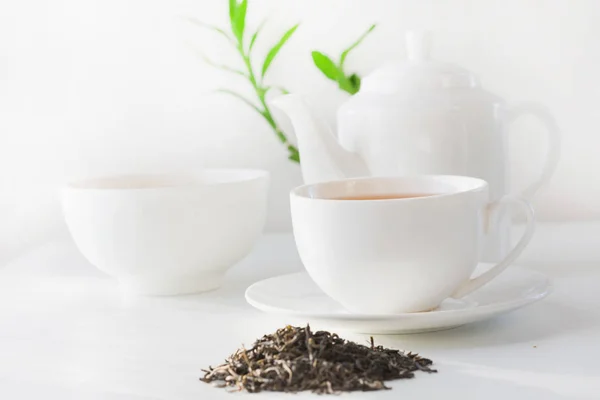 Csendélet csésze zöld tea, zöld tea száraz levelei fehér. Teatime. — Stock Fotó