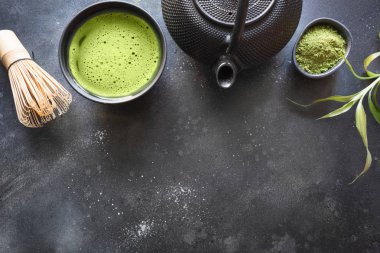 Tören yeşil matcha çay ve siyah masa üzerinde bambu çırpıcı. Üst te. Metin için alan.