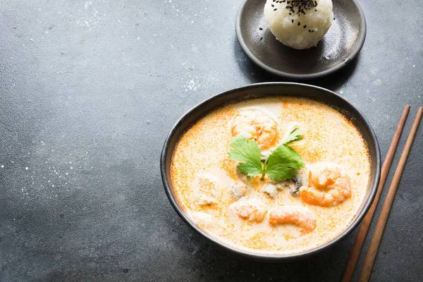 Tom ñame kung thai sopa con camarones, mariscos, leche de coco, chile y arroz. De cerca. Comida asiática . —  Fotos de Stock