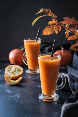 Taze kabak baharat smoothie veya meyve suyu koyu. Sonbahar, sonbahar veya kış sıcak içecek karanlık. Rahat sağlıklı içecek.