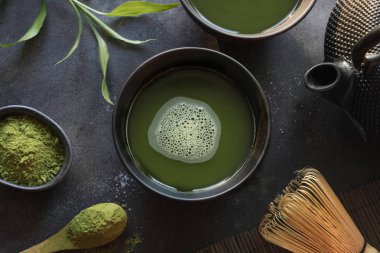 Tören yeşil matcha çay ve siyah masa üzerinde bambu çırpıcı. Üst te. Metin için alan.