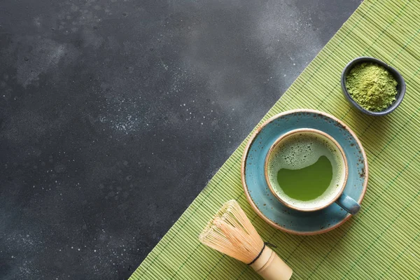 黑桌上的绿茶。顶部视图。文本空间. — 图库照片