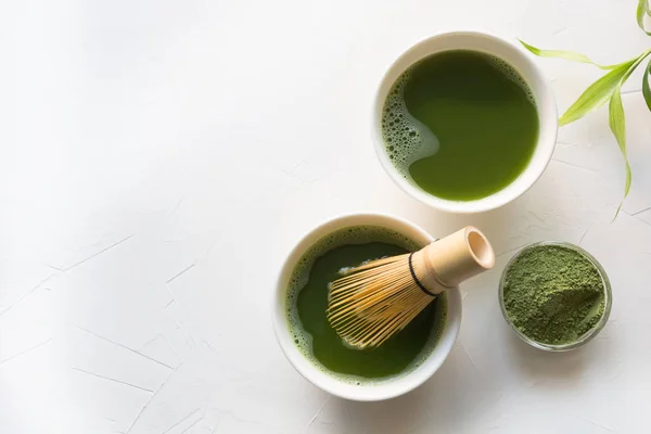 两碗绿色火柴茶和竹搅拌白混凝土标签 — 图库照片