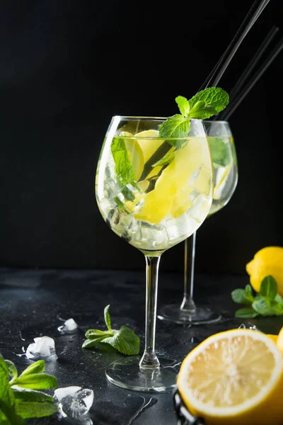 Dos tragos de cóctel mojito en vaso sobre mesa negra. De cerca. . — Foto de Stock