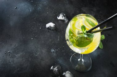 Siyah masada cam limon ve nane ile detoks suyu veya limonata. Yakından kapatın. Yaz içkisi. Yukarıdan görüntüle.