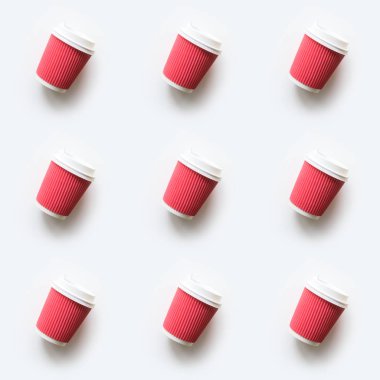 Beyaz arka plan üzerinde sorunsuz desen olarak birçok kırmızı kahve paket kağıt bardak. Düz döşeme tarzı. Üstte görüntü.