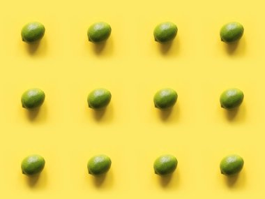 Punchy sarı arka plan üzerinde Seamleas kireç desen. Yaratıcı gıda konsepti. Düz yatıyordu. Üstte görüntü.