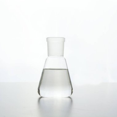 Bilim araştırma ve deney için şeffaf beyaz sıvı ile Kimya şişesi.
