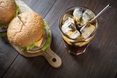 Tahta tahtada kolalı taze sığır burgeri. Yakından kapatın. Yaz partisi.