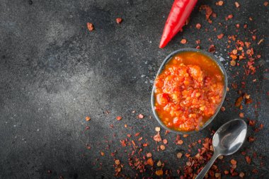 Geleneksel adjika acı biber sosu salça harissa. Tunus, Gürcü ve Arap mutfağı. Yatay yönlendirme. Metin için alan.