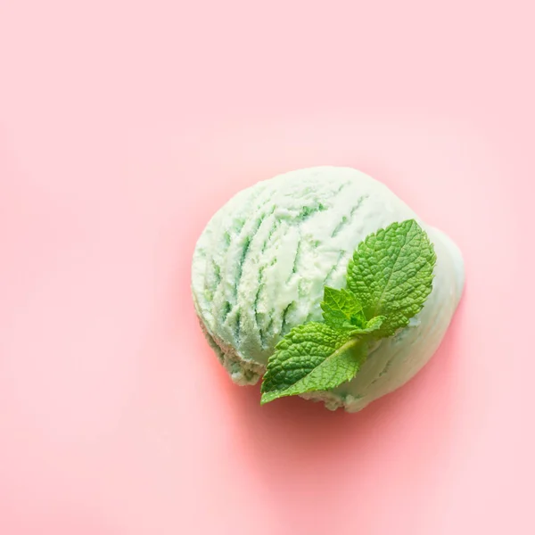 Un pistacho verde o una bola de helado de té matcha con menta sobre fondo rosa. Vista desde arriba . — Foto de Stock