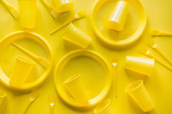 Желтая одноразовая посуда для пикника. Окружающая среда, экологически чистая — стоковое фото