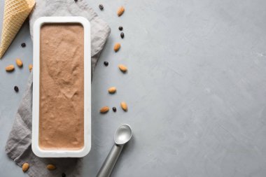 Muz çikolata ev yapımı dondurma gri kahve çekirdekleri ile kapta. Metin için boşluk. Üstte görüntü.