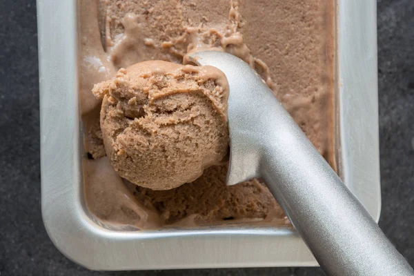 Metalik kapta ev yapımı muz ve çikolatalı dondurma. Yakından kapatın. Üstte görüntü.