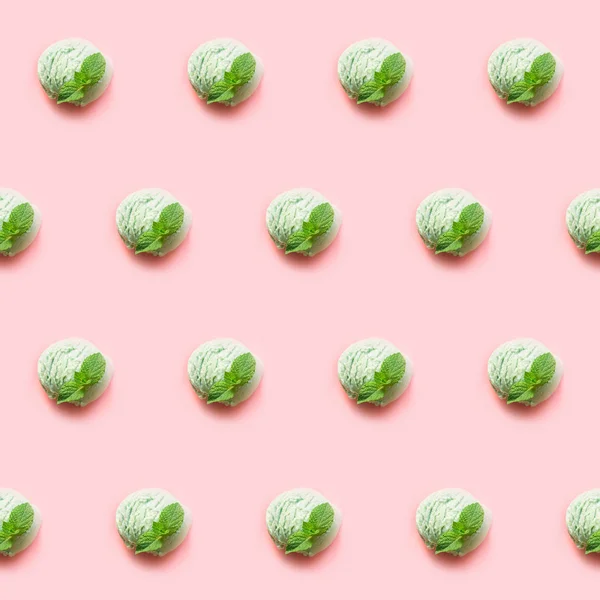 Eine grüne Pistazien- oder Matcha-Tee-Eiskugel mit Minze auf rosa Hintergrund. Blick von oben. — Stockfoto