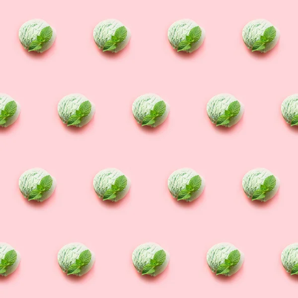 Un pistacho verde o una bola de helado de té matcha con menta sobre fondo rosa. Vista desde arriba . — Foto de Stock