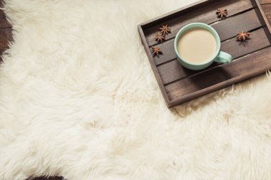 Hygge siyah kahve sıcak fincan, kürk ve ahşap tahta sıcak eşarp ile hayat. Yukarıdan görüntüle.