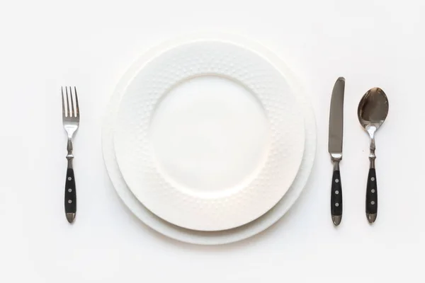 Елегантність столу зі срібним посудом на святковому білому столі. Вид зверху . — стокове фото