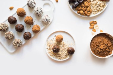 Kakao ve beyaz fındık ile enerji topları. Tedaviye hazırlanın. Çocuklar ve vegan için sağlıklı gıda.