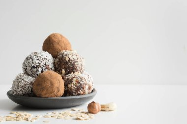 Ev yapımı enerji topları ile kakao, Hindistan cevizi. Vegan ve çocuklar için sağlıklı yemek, tatlılar yerine.