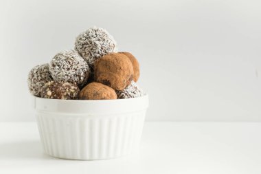 Kakao, hindistan cevizi ile ev yapımı enerji topları. Çocuklar için sağlıklı gıda, tatlılar yerine.