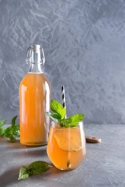 Házi Kombucha egészséges finom ital a palackban és az üveg citromos körettel menta. Bio probiotikus ital. — Stock Fotó