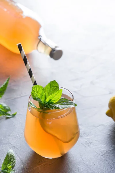 Kombucha maison boisson savoureuse saine en bouteille et en verre avec de la menthe citron garniture. — Photo