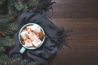 Koyu ahşap tahta üzerinde marshmallow ile kahve Noel kupa. Yeni yıl. Üst görünüm ve kopya alanı.