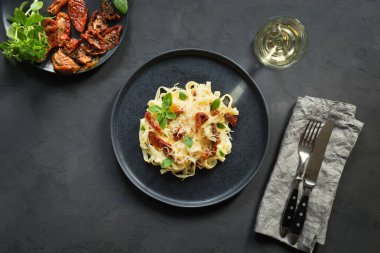 Makarna tagliatelle kurutulmuş domates ve kekik siyah. Lezzetli Akdeniz öğle yemeği.