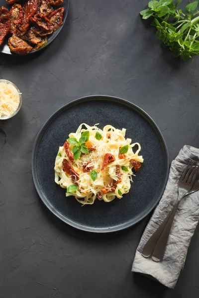 Makarna tagliatelle kurutulmuş domates ve kekik siyah. Lezzetli Akdeniz öğle yemeği.