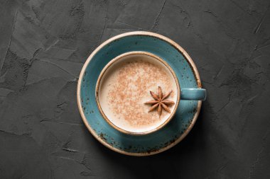 Masala Hint çay veya kahve ile mavi fincan baharatlar ve tarçın siyah. Üst görünüm.