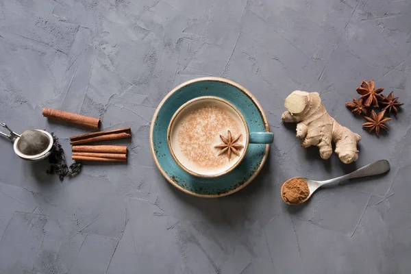 Masala Indischer Tee in Tasse mit Gewürzen auf grauem Betontisch. Ansicht von oben. — Stockfoto