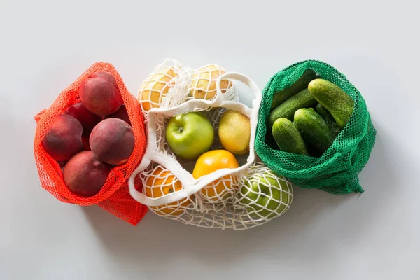 Concepto de cero residuos. Tres moderno bolso textil de compras con frutas y verduras frescas . — Foto de Stock