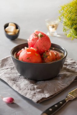 Sarımsak ve dereotu ile Marine soyulmuş domates, taze hizmet vermeye hazır.