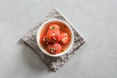 Sarımsak ve dereotu ile Marine soyulmuş domates, taze hizmet vermeye hazır.