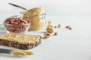 Kahverengi kepekli ekmek fıstık ezmesi. Sağlıklı beslenme kavramı.