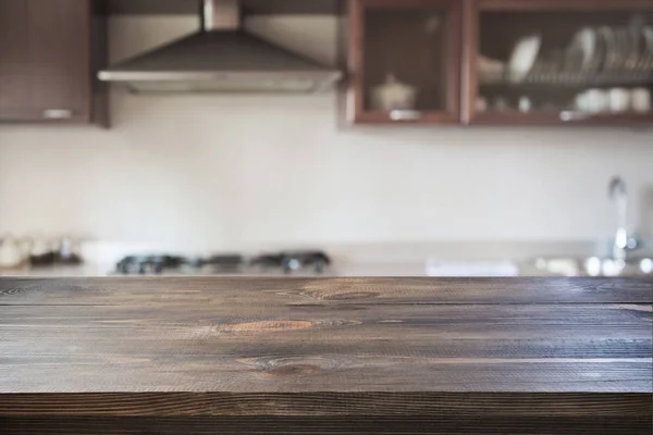 Cozinha moderna com mesa de madeira vazia. Fundo desfocado . — Fotografia de Stock