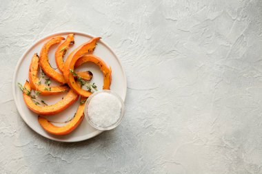 Kavrulmuş, kekik ve tuz ile pişmiş kabak. Sağlıklı vegan gıda.