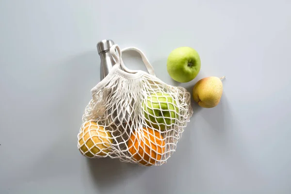 Concepto de cero residuos. Bolso textil moderno con frutas y verduras. Vista superior . — Foto de Stock