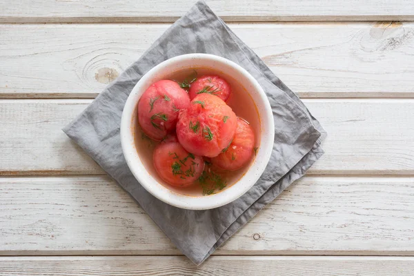 Маринованные очищенные помидоры с чесноком и укропом, свежие готовые к употреблению . — стоковое фото