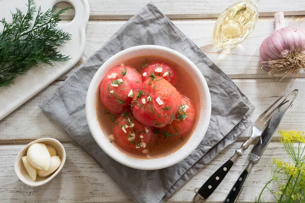 Маринованные очищенные помидоры с чесноком и укропом, свежие готовые к употреблению . — стоковое фото