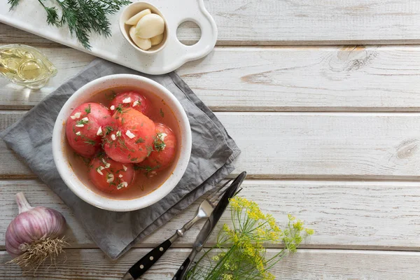 Маринованные очищенные помидоры с чесноком и укропом, свежие готовые к употреблению . — стоковое фото