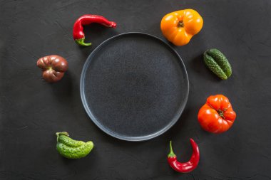 Çirkin organik renkli domates, biber, siyah salatalık. Konsept organik sebzeler.