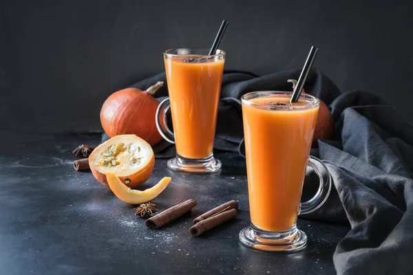 Zwei Kürbissaft auf schwarz. Herbst oder Winter trinken. Gemütliches gesundes Getränk. — Stockfoto