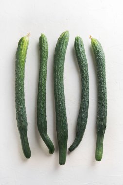 Çirkin beş uzun salatalık. Konsept organik sebzeler. Yakın çekim.